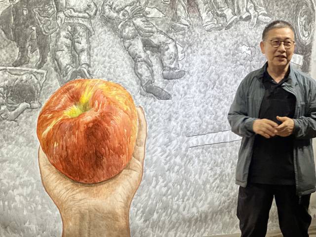 지난 13일 부산 민주공원 광복 80돌 맞이 기념 전시에 참석한 홍성담 작가가 작품 '개사과'에 대해 설명하고 있다. 김은영 기자