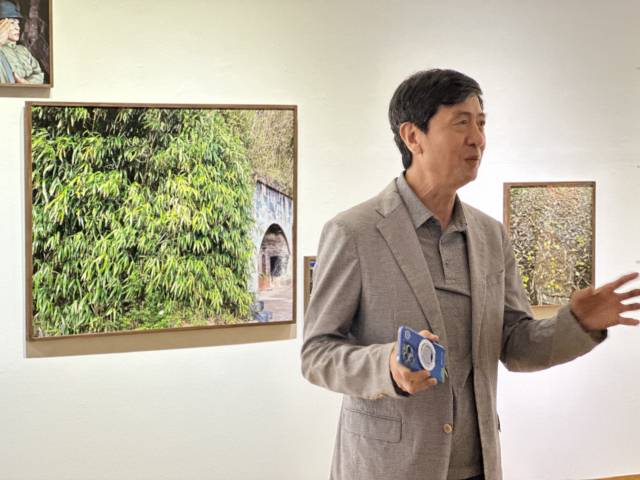 지난 13일 부산 민주공원 광복 80돌 맞이 기념 전시 '독립하는 광복'에 참석한 이동근 작가가 '낡은 집-요새사령부로부터' 가덕도 작업에 대해 설명하고 있다. 김은영 기자