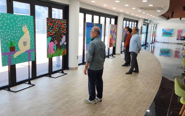 전시 개막을 앞두고 경륜장 로비에서 이용객들이 전시 작품을 관람하고 있다. 부산시설공단 제공