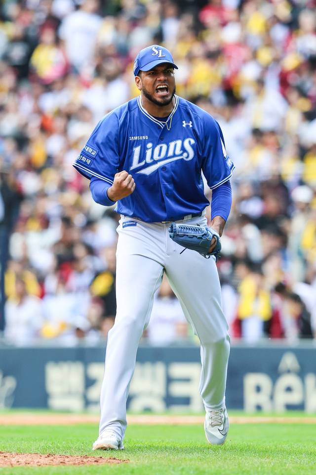 삼성 라이온즈 레예스가 지난해 LG 트윈스와의 플레이오프(PO) 4차전 7이닝 무실점 호투를 펼친 뒤 포효하고 있다. 삼성 제공