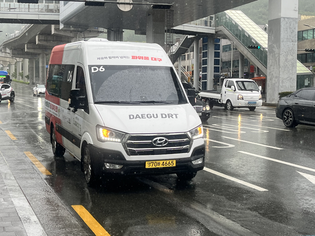 용지역(범물1동행정복지센터건너) 정류장으로 DRT 차량이 진입하고 있다. 김정원 기자