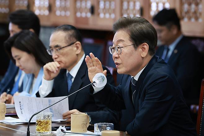 이재명 대통령이 지난 13일 자신의 대표 정책인 '기본소득' 제도를 시범 운영 중인 경기 연천군청을 방문, 현황 점검을 하며 발언하고 있다.  연합뉴스