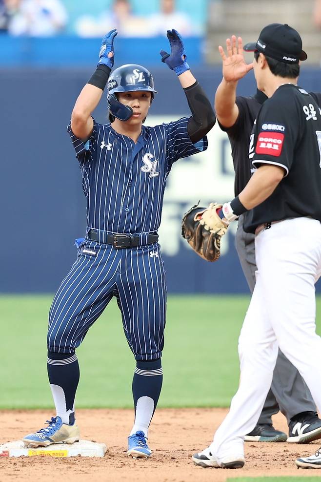 지난 15일 대구 삼성라이온즈파크에서 열린 '2025 신한 SOL 뱅크 KBO리그' 삼성 라이온즈와 KT 위즈 경기에서 김성윤이 안타 후 세레머리를 하고 있다. <삼성 라이온즈 제공" style="width:700px;height:1050px;">