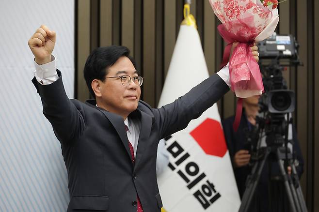 국민의힘 신임 원내대표로 당선된 송언석 의원이 16일 원내대표 선출 의원총회가 열린 서울 여의도 국회 회의장에서 양손을 번쩍 들어 올리고 있다. 연합뉴스