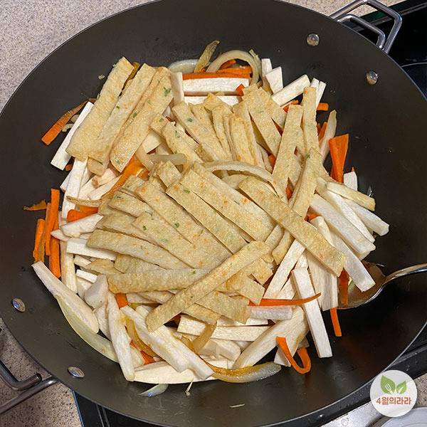 채소를 넣어 팬에 볶는 모습