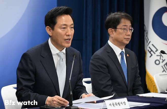 오세훈 서울시장이 3월19일 서울 중구 정부서울청사에서 열린 주택시장 안정화 방안 브리핑에 참석해 모두발언을 하고 있다./사진=이명근 기자 qwe123@