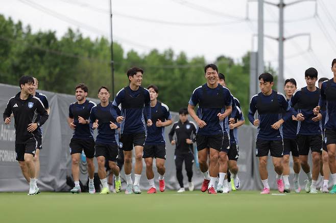 울산HD 선수들이 2025 클럽월드컵 조별리그 1차전을 앞두고 가볍게 몸을 풀고 있다. 사진=울산HD