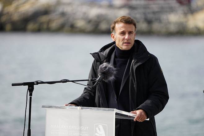 에마뉘엘 마크롱 대통령이 15일(현지시간) 그린란드에서 기자회견을 하고 있다. (사진=AFP)