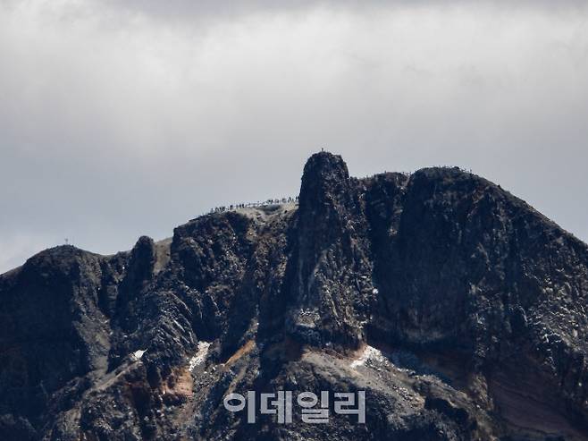 12일 오전 중국 지린성 연변 조선족 자치주 백두산 서파에서 바라본 동파 모습.