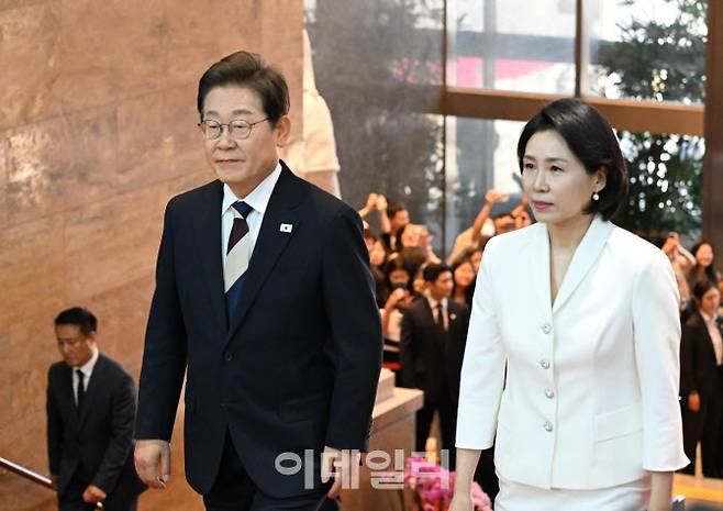 이재명 대통령이 취임 선서를 하기 위해 4일 오전 김혜경 여사와 함께 서울 여의도 국회에 도착해 로텐더홀로 이동하고 있다.(사진=뉴스1)