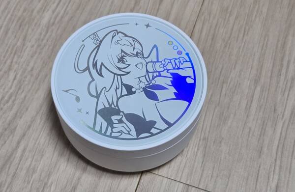 - 홀로그램 처리가 고급스러운 감성을 더했다