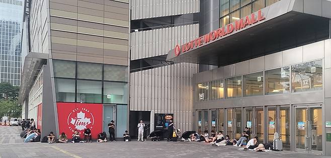 - 새벽 5시인데 40명 이상의 사람들이 줄을 설 만큼 최고의 인기를 달리는 '던파'