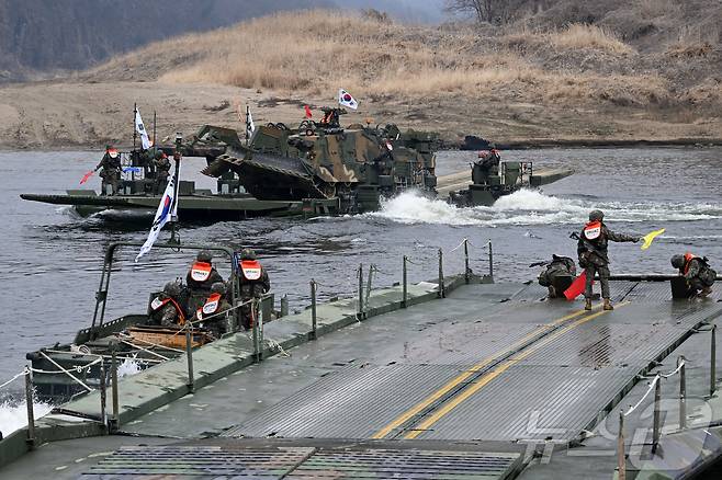 한미 군이 연합 제병협동 도하훈련을 하고 있다. 2025.3.20/뉴스1 ⓒ News1 사진공동취재단