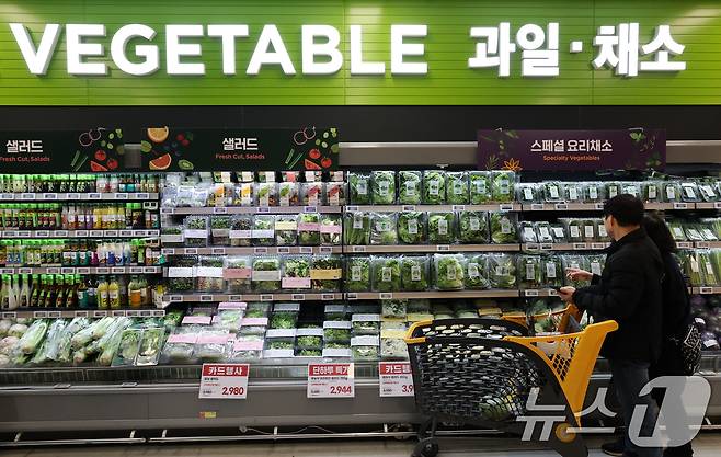 서울시내 한 대형마트에서 시민들이 채소를 비롯한 식료품을 구매하고 있다.  ⓒ News1 박세연 기자