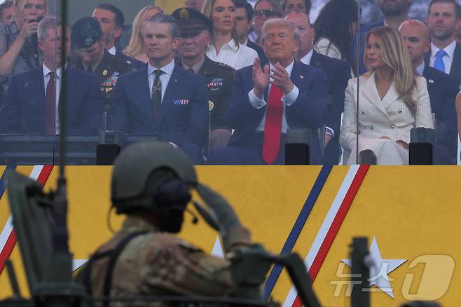 도널드 트럼프 미국 대통령이 미국 워싱턴DC에서 열린 미 육군 창설 250주년 군사 퍼레이드에서 장병들의 거수경례에 박수로 답하고 있다. 2025.06.14 ⓒ 로이터=뉴스1 ⓒ News1 류정민 특파원