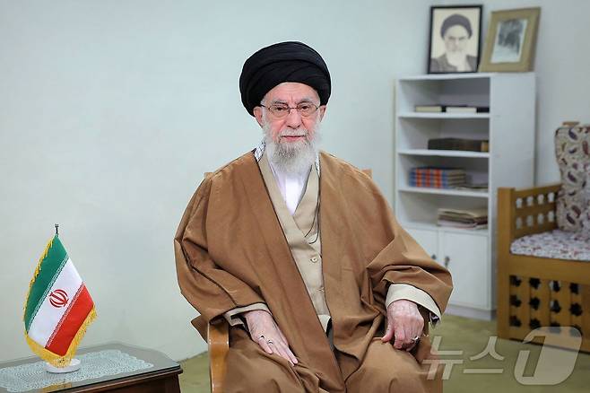 아야톨라 세예드 알리 하메네이 이란 최고 지도자가 3월 20일(현지시간) 테헤란에서 페르시아 새해인 노루즈를 맞아 대국민 연설을 하고 있다. 2025.03.21 ⓒ AFP=뉴스1 ⓒ News1 우동명 기자