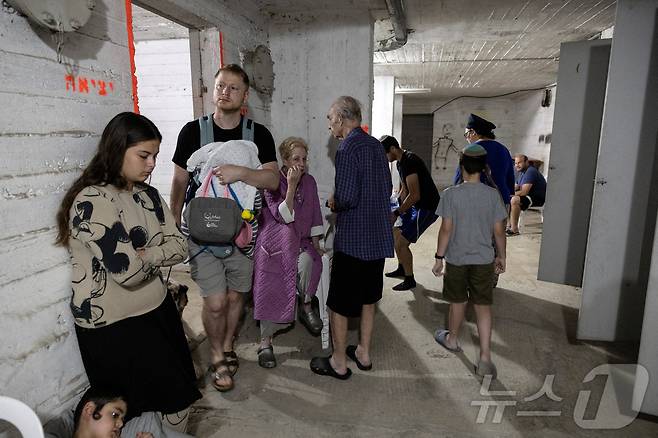 이스라엘이 13일(현지시간) 새벽, 이란 핵프로그램 및 군사 시설에 선제 타격을 벌인 가운데 텔아비브 주민들이 방공호에 대피해 있다. 2025.06.13 ⓒ 로이터=뉴스1 ⓒ News1 최종일 선임기자