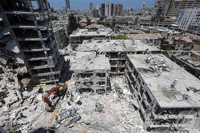 15일(현지시간) 이스라엘 수도 인근도시 바트얌이 이란의 미사일 공격을 받아 폐허가 되있다. ⓒ 로이터=뉴스1 ⓒ News1 박세연 기자