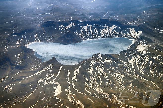 지난 13일(현지시간) 오전 연길공항에서 인천공항으로 가는 비행기 탑승 중 창가에서 바라본 백두산 천지의 모습. (공동취재) 2025.6.15/뉴스1 ⓒ News1 황기선 기자