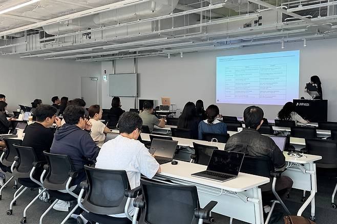 제이앤피메디 관계자가 CDISC 세미나에서 발표를 하고 있다.(제이앤피메디 제공)/뉴스1