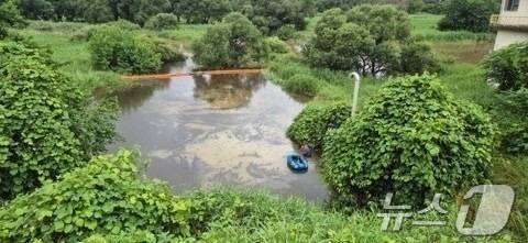 광주 광산구 금호타이어 광주공장 인근에 화재 오염수가 흘러들어 까맣게 변한 황룡강 일대의 모습.(광주 광산구 제공. 재판매 및 DB 금지) 2025.6.16/뉴스1 ⓒ News1 최성국 기자