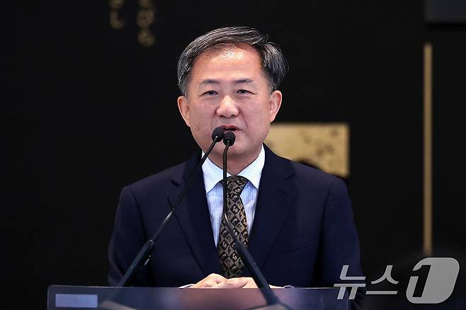 김재홍 국립중앙박물관장이 16일 서울 용산구 국립중앙박물관 상설전시관에서 열린 한일 국교 정상화 60주년 기념 특별전 '일본미술, 네 가지 시선' 언론공개회에서 인사말을 하고 있다. 국립중앙박물관과 일본 도쿄국립박물관이 공동으로 개최하는 이번 전시는 두 기관의 소장품 62건을 중심으로 일본미술의 외적 아름다움과 내면의 정서를 감상할 수 있도록 구성했으며, 오는 17일부터 8월 10일까지 개최된다. 2025.6.16/뉴스1 ⓒ News1 박지혜 기자