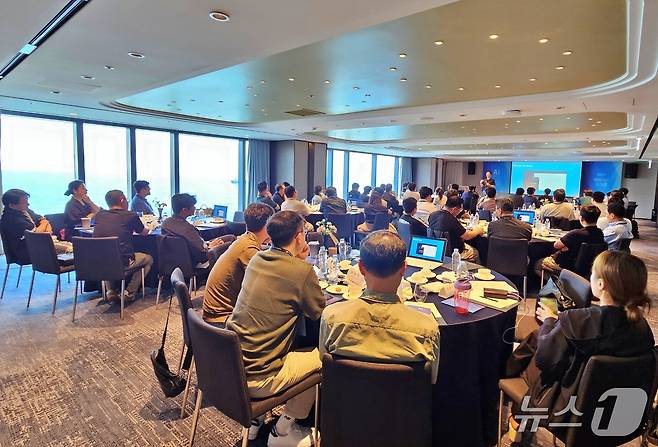 강정수 블루닷AI연구센터장은 15일 윈덤그랜드 부산에서 열린 '2025 벳아너스 워크숍'에서 AI를 주제로 강의를 했다. ⓒ 뉴스1