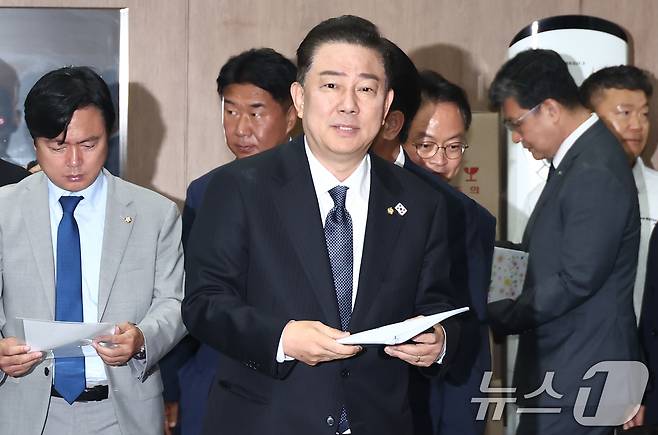 김병기 더불어민주당 신임 원내대표가 15일 오전 서울 여의도 국회 소통관에서 원내대표단 인선발표를 하기 위해 원내대표단과 입장하고 있다. 2025.6.15/뉴스1 ⓒ News1 김민지 기자
