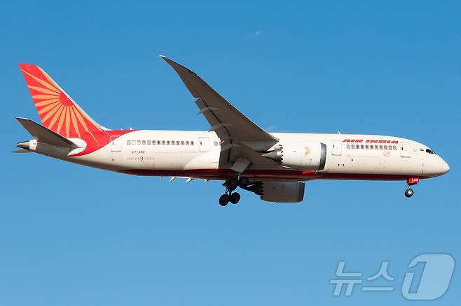 인도 에어인디아 소속 보잉 787드림라이너 여객기가 12일(현지시간) 인도 서부 아메다바드 공항 인근에서 추락했다. 사진은 2024년 12월 29일 호주 멜버른 상공에서 비행할 때 모습. ⓒ 로이터=뉴스1 ⓒ News1 최종일 선임기자