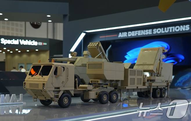 지난 2월 UAE 아부다비에서 열린 IDEX2025에 전시된 한화시스템의 장사정포요격체계 다기능레이다 모습. (한화시스템 제공. 재판매 및 DB 금지) 2025.4.30/뉴스1 ⓒ News1 이연주 기자