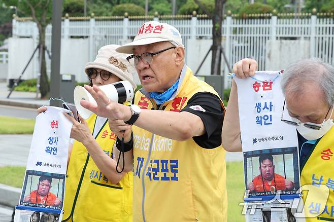 최성룡 납북자가족모임 대표가 16일 서울 종로구 정부서울청사 앞에서 대북전단 살포 관련 기자회견을 하고 있다. 납북자가족모임은 정부가 납북자 생사확인을 하지 못하고 있기 때문에 북한에 납치된 가족 소식지 보내기 활동을 한 것이라며 답변이 올때까지 소식지를 보낼 것이라고 밝혔다. 2025.6.16/뉴스1 ⓒ News1 신웅수 기자