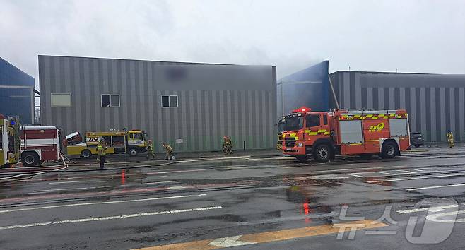 16일 오전 8시30분쯤 경북 포항시 남구 대송면 동국제강에서 원인을 알 수 없는 불이 났다. 불은 에너지 저장장치인 ESS 모듈에서 발생한 것으로 전해졌다. (독자제공, 제판매 및 DB금지) 2025.6.16/뉴스1 ⓒ News1 최창호 기자