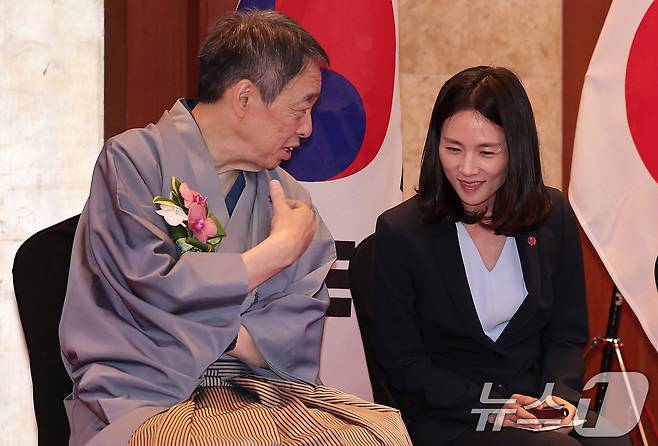미즈시마 코이치 주한일본대사(왼쪽) 김진아 외교부 2차관이 16일 서울 중구 롯데호텔에서 열린 한일 국교정상화 60주년 기념 리셉션에서 대화를 하고 있다. 2025.6.16/뉴스1 ⓒ News1 김성진 기자