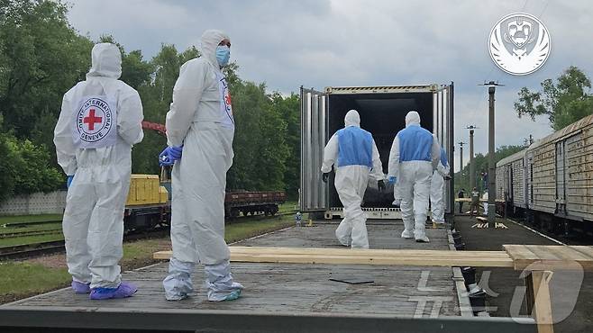 13일(현지시간) 우크라이나 특수팀원들이 러시아로부터의 자국 군인 시신 송환에 참여하고 있다. 2025.06.13.ⓒ AFP=뉴스1
