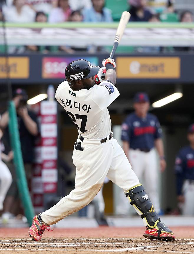 SSG 에레디아가 15일 인천SSG랜더스필드에서 열린 2025 KBO리그 롯데전에서 6회말 좌월 솔로포를 터뜨리고 있다. 사진 | SSG 랜더스