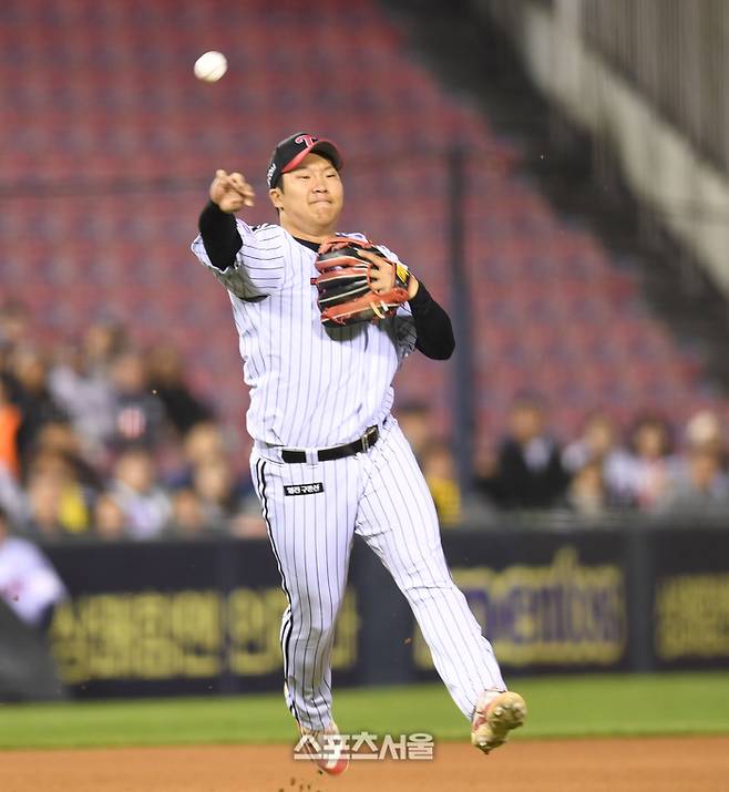 LG 3루수 문보경이 23일 서울 잠실구장에서 열린 2025 KBO리그 NC와 경기 7회초 2사 상대 서호철 타구를 잡아 1루로 송구하고 있다. 잠실 | 최승섭기자 thunder@sportsseoul.com