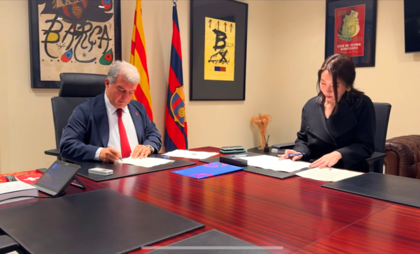 아시아 투어 계약을 체결하는 주안 라포르타 FC 바르셀로나 회장과 함슬 디드라이브 대표. 사진┃디드라이브