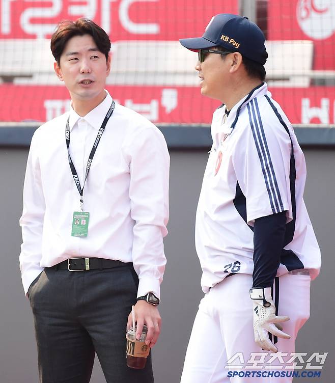 27일 수원 케이티위즈파크에서 열리는 KBO리그 KT와 두산의 경기. 두산 이영수 코치와 대화를 나누고 있는 김재호 해설위원. 수원=송정헌 기자songs@sportschosun.com/2025.05.27/