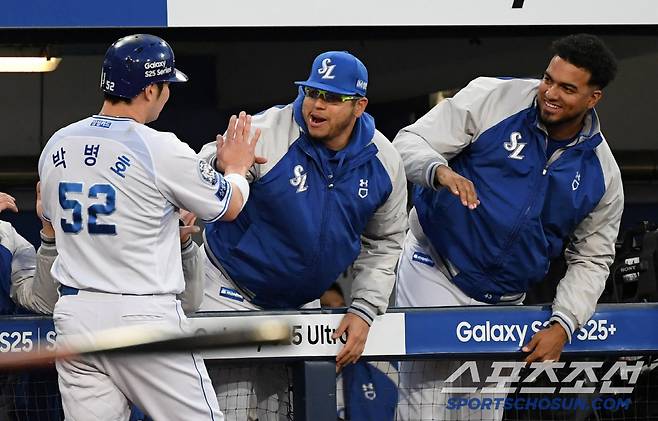 23일 대구 삼성라이온즈파크에서 열린 삼성 라이온즈와 KIA 타이거즈의 경기. 2회말 무사 1루 삼성 김영웅 투런포 때 득점한 박병호를 반기는 후라도와 레예스. 대구=박재만 기자 pjm@sportschosun.com/2025.04.23/