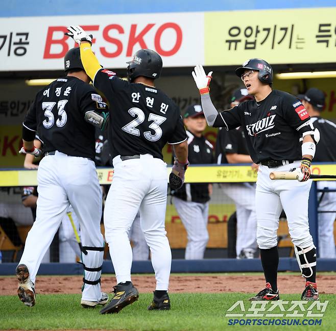 이적생의 첫 홈런포에 달려 나와 함께 기뻐하는 KT 위즈 안현민과 허경민.