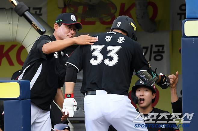 이종범 코치는 이정훈의 등을 쓰다듬었고, 이강철 감독은 엄지를 치켜세웠다.