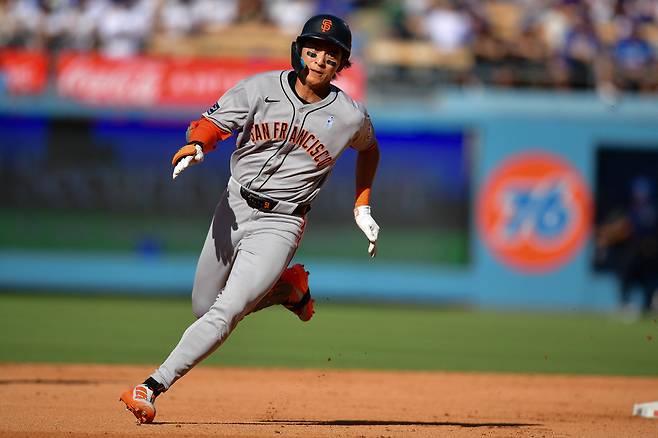 4회 역전 3루타를 날린 뒤 베이스를 힘차게 돌고 있는 이정후. Imagn Images연합뉴스