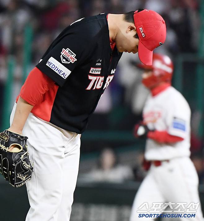 11일 인천 SSG랜더스필드에서 열린 KIA-SSG의 더블헤더 2차전.  6회말 1사 만루에 등판한 최지민이 연속 볼넷으로 2실점하고 있다. 인천=정재근 기자 cjg@sportschosun.com/2025.5.11/