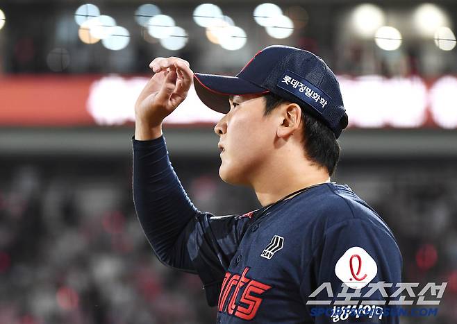 11일 수원 KT위즈파크에서 열린 롯데-KT전. 8회를 무실점으로 막은 최준용이 야수들을 맞이하고 있다. 수원=정재근 기자 cjg@sportschosun.com/2025.6.11/