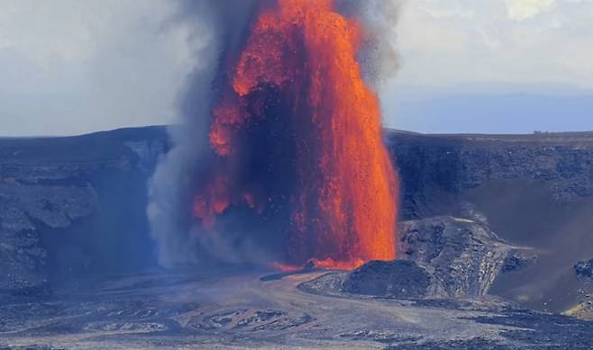 11일(현지시각) 하와이 화산 국립공원 내 킬라우에아 화산의 분화 모습.
사진출처=미국 지질조사국, AP연합뉴스