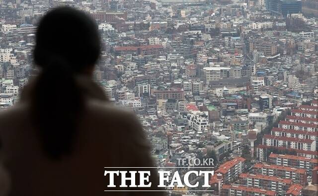 국회가 전세사기 특별법의 유효기간을 2년 더 연장하기로 했지만, 실질적 피해 구제는커녕 '보여주기식'에 불과하다는 지적이 제기된다. /뉴시스