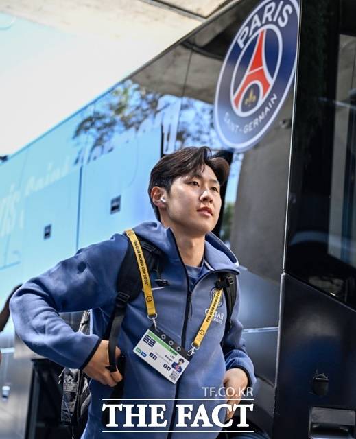 클럽월드컵 첫 경기를 치르기 위해 경기장에 들어서는 이강인./PSG