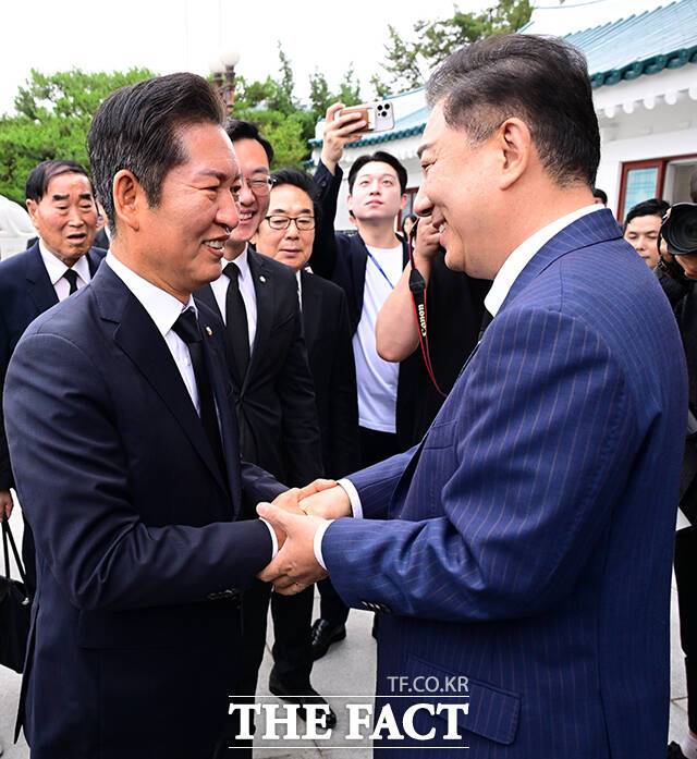 김병기 더불어민주당 대표 직무대행 겸 원내대표(오른쪽)와 당대표 선거에 출사표를 던진 정청래 의원이 16일 오전 서울 동작구 국립서울현충원에서 만나 인사를 하고 있다. /남윤호 기자