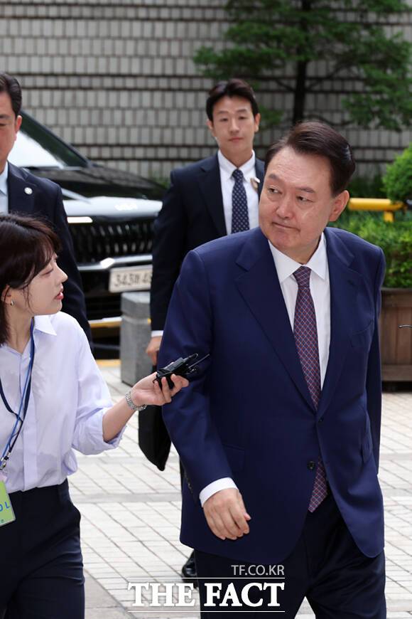 윤석열 전 대통령이 16일 오전 서울 서초구 중앙지방법원에서 열린 내란 우두머리 혐의, 집권남용 권리행사방해 혐의 사건 7차 공판을 받기 위해 법원에 출석하고 있다./사진공동취재단