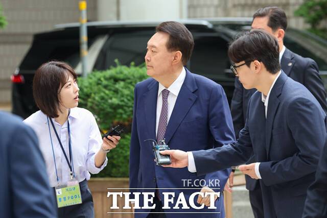 윤석열 전 대통령이 16일 오전 서울 서초구 중앙지방법원에서 열린 내란 우두머리 혐의, 집권남용 권리행사방해 혐의 사건 7차 공판을 받기 위해 법원에 출석하고 있다./사진공동취재단